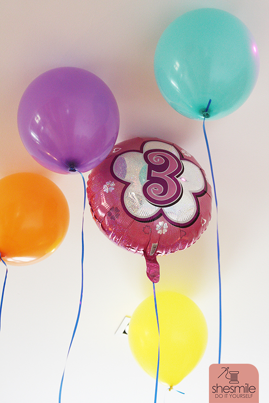 Helium-Luftballons als Gastgeschenke zum 3. Kindergeburtstag. Einfach. Kreativ. shesmile.