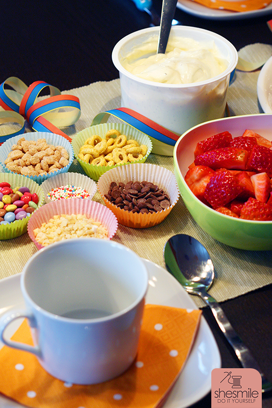Obst und Süßkram als Topping für Joghurt oder Eis (Ein Buffet zum Kindergeburtstag) Einfach. Kreativ. shesmile.