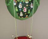 Nähanleitung und Schnittmuster gestaltet als PDF-E-Book von shesmile für einen Adventskalender und Kinderzimmerdeko Adventsballon in Form eines Heißluftballons. 24 kleine Geschenke oder ein Musikwürfel finden ihren Platz an den Halteschlaufen am oder