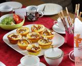 Bienen-Käsekuchen-Muffins zum 2. Geburtstag von Nele - Gebacken und dekoriert von shesmile. Außerdem Grissini-Stängelchen, Käsekuchen mit Mandarinen-Stückchen, Obst und Butterplätzchen.