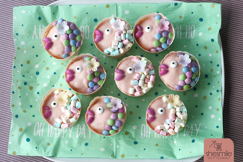 Fisch-Muffins und Fisch-Kuchen für die Taufe meiner Nichte. Mit Smarties und Mini-Marshmallows gebacken und dekoriert von shesmile.