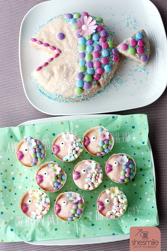 Fisch-Muffins und Fisch-Kuchen für die Taufe meiner Nichte. Mit Smarties und Mini-Marshmallows gebacken und dekoriert von shesmile.