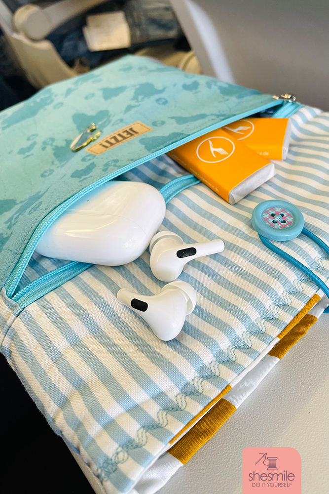 Eine Reißverschlusstasche an der iPad Schutzhülle zu haben hat sich bereits im Flugzeug als sehr sinnvoll erwiesen. So hatten nicht nur die Kopfhörer Platz, sondern auch jede Menge Lufthansa Schokolade.