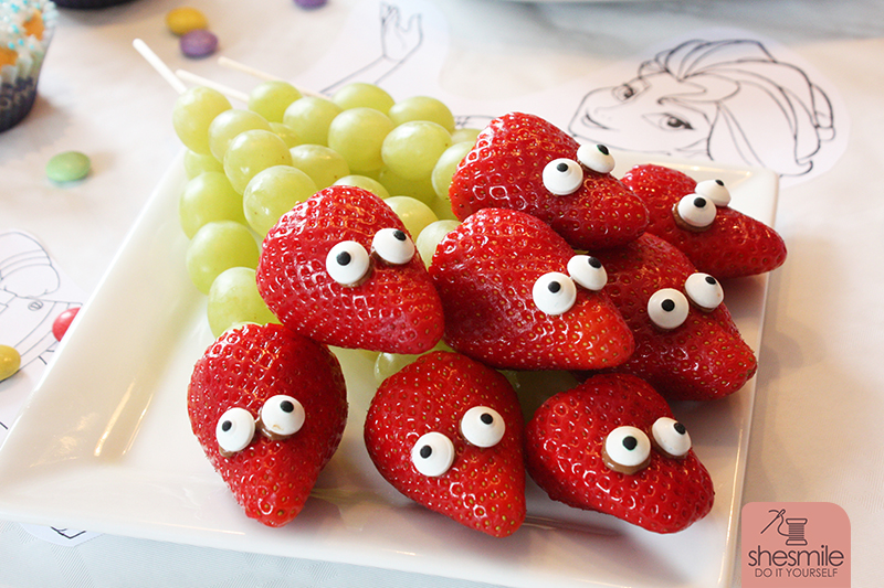 Außerdem lustige Erdbeer-Weintrauben-Schlangen, welche wir zum 4. Geburtstag auch schon hatten.
