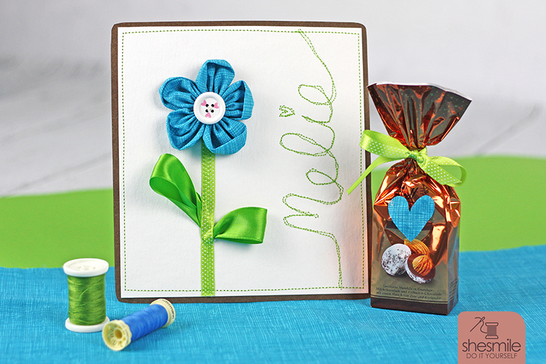Eine genähte Grußkarte aus Blumen aus Stoff und SnapPap (Eine DIY-Idee von shesmile) Stoff statt Blumen. Eine Geschenkidee für Näherinnen.
