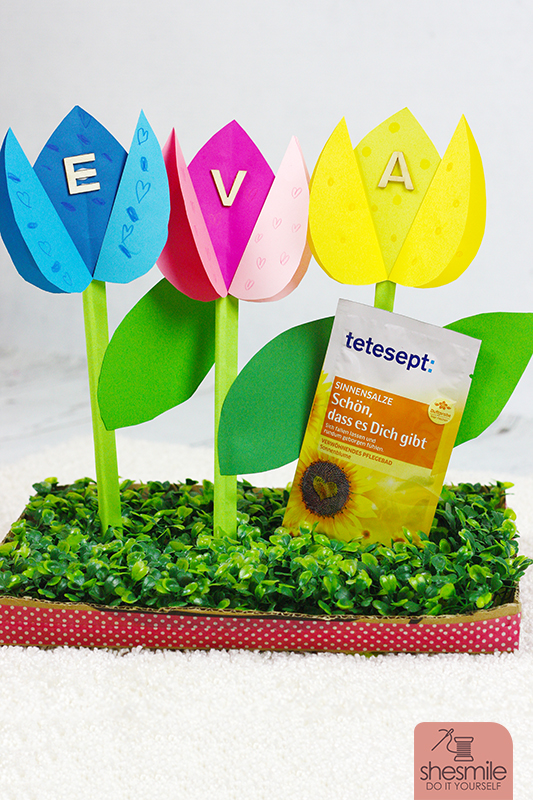 Tulpen aus Papier als Geburtstagsgeschenk mit Kindern basteln. Eine kostenlose Bastelanleitung und Zeichenvorlage bzw. Druckvorlage als Freebook von shesmile.