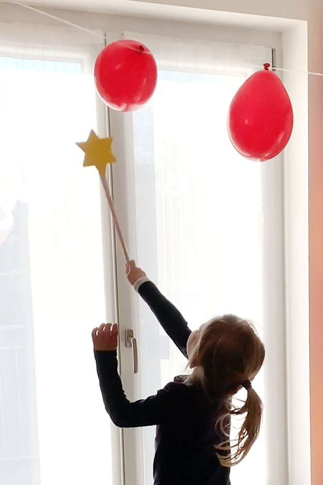 Zu jeder vollen Stunde durfte das Geburtstagskind dann die Luftballons an der Schnur mit dem präparierten Zauberstab zum Platzen bringen. Die Aufgabenzettel flogen durch den Raum, wurden gesucht und geöffnet und alle mussten mitmachen. Was ein Spaß!