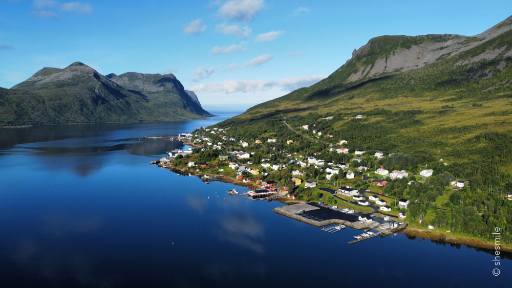 Bergsbotn, Tungeneset und Kristine Lura! Ein aufregender Regentag auf Senja in Norwegen. Tag 5 im shesmile Erlebnisse Reisetagebuch mit der ganzen Familie.