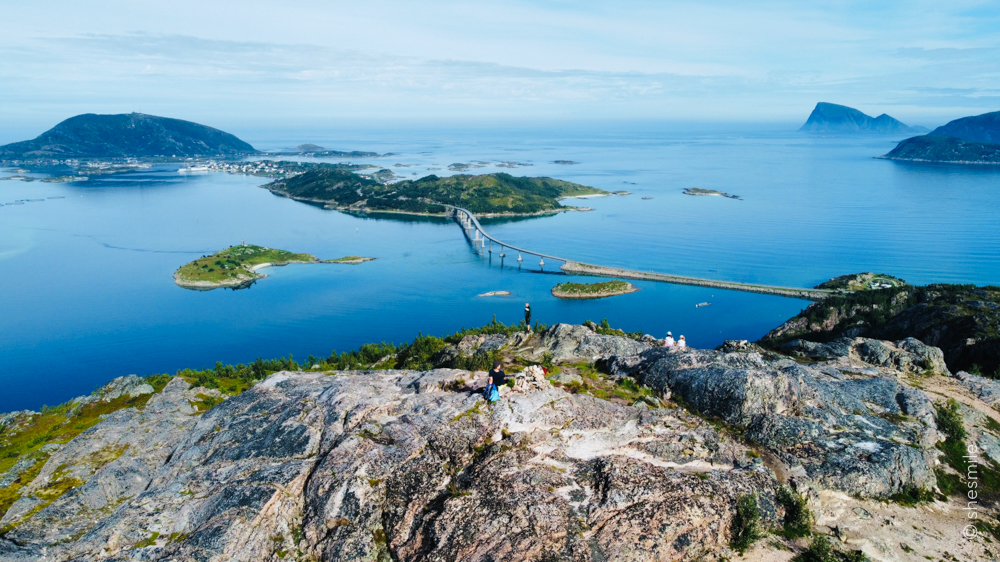 Eine Wanderung für die ganze Familie mit mega Panorama! Ørnfløya - Wandern mit Kindern bei Sommarøy in Norwegen. Ein Erlebnisbericht im shesmile Reisetagebuch.