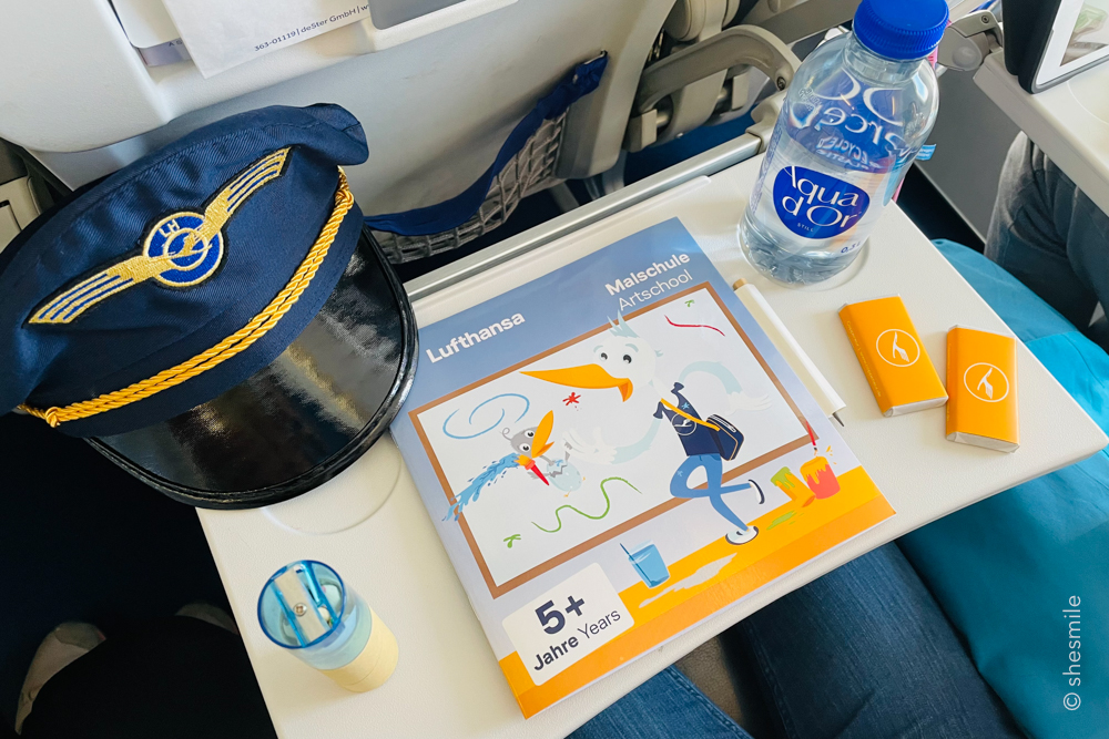 Kostenlos gab es für jeden Fluggast eine kleine Flasche stilles Wasser („Aqua d’Or“ 300 ml) und Lufthansa Schokolade. Außerdem Malbücher, Buntstifte und eine Flugkapitänsmütze für die Kinder.