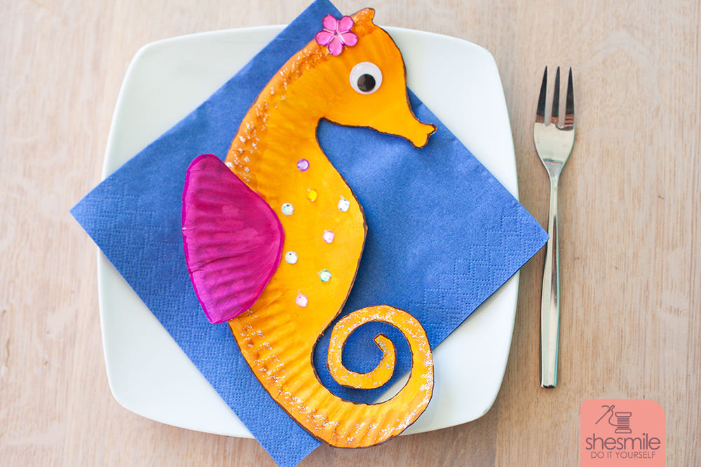 Gebastelte Pappteller-Seepferdchen, Unterwasser-Muffins, Baderegeln-Pantomime und Videos. 5 Ideen zum Feiern einer lustige DIY-Seepferdchen-Party zum bestandenen Frühschwimmer-Abzeichen.