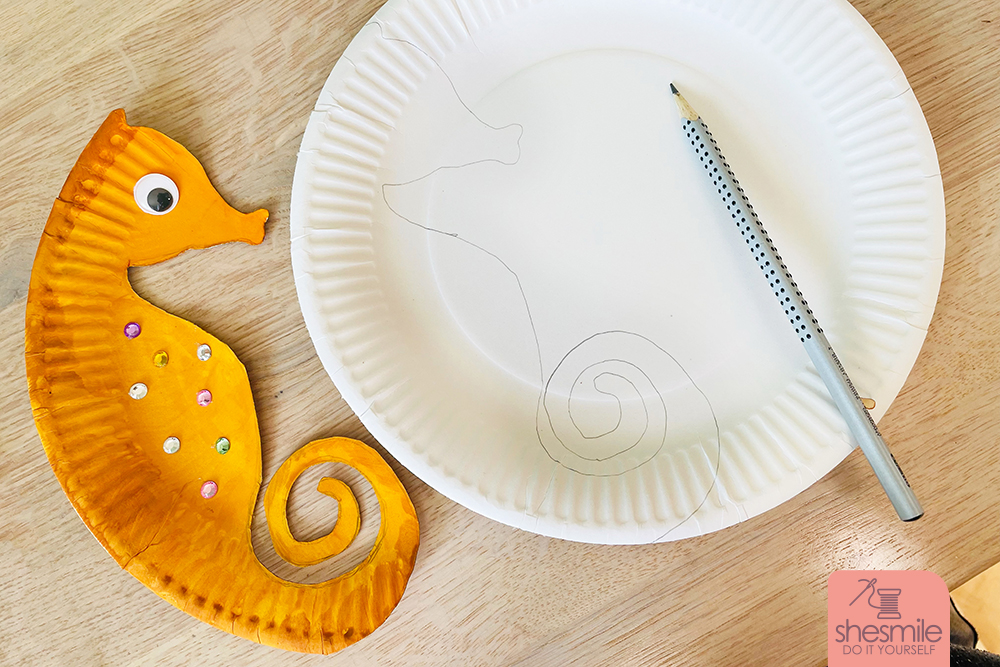 Gebastelte Pappteller-Seepferdchen, Unterwasser-Muffins, Baderegeln-Pantomime und Videos. 5 Ideen zum Feiern einer lustige DIY-Seepferdchen-Party zum bestandenen Frühschwimmer-Abzeichen.
