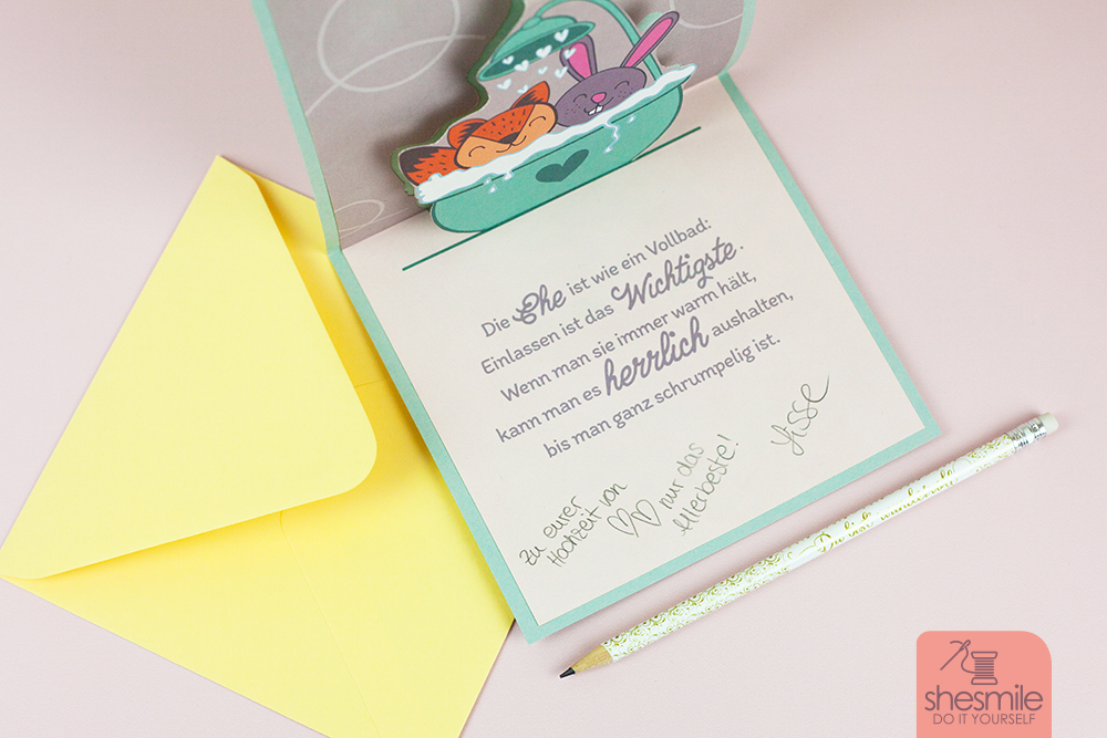 Als PopUp-Karte, A6 Postkarte oder DinLang Glückwunschkarte. Eine Bastelanleitung und Druckvorlage gestaltet und illustriert als PDF-E-Book von shesmile für eine Glückwunschkarte und Grußkarte zur Hochzeit mit dem Spruch "Die Ehe ist wie ein Vollbad".