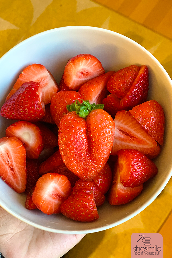 Biskuitboden, Vanillepudding-Creme und obendrauf noch Erdbeeren. Dieser Kuchen ist so lecker und schnell gebacken! Natürlich mit den Erdbeeren aus dem eigenen Garten! Mein Lieblingsrezept!