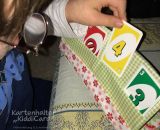Kartenhalter KiddiCard aus Stoff. Eine Nähanleitung mit Schnittmuster von shesmile. Ideal für Unterwegs oder Zuhause. Aufgeklappt, zusammengesteckt, Spielkarten aus der intgegrierten Tasche rausgeholt und schon kann die Spielpartie losgehen. Ergebnis