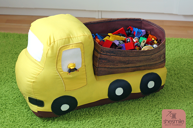 Rutschfahrzeug, Kinderzimmer-Utensilo und Spielzeug Kipplaster Hüppa als Feuerwehrauto nähen. Eine kostenlose Nähanleitung für ein Blaulicht. Nähanleitung und Schnittmuster von shesmile.