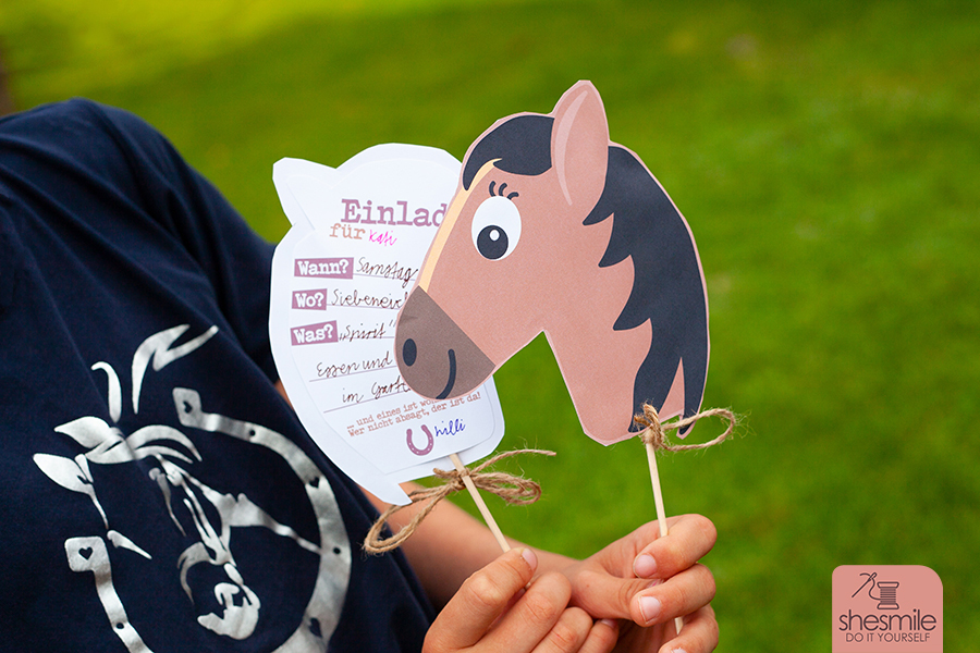 Bastelanleitung und Druckvorlagen gestaltet als PDF-E-Book von shesmile für eine Pferdekopf bzw. Steckenpferd Einladungskarte aus Papier zum Selberbasteln für den nächsten Kindergeburtstag. Pferdeparty im Garten oder auf dem Reiterhof!