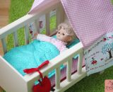 Nähanleitung und Bauanleitung mit Einkaufsliste gestaltet als PDF-E-Book von shesmile für ein Puppenbett aus Holz mit Bettwäsche, Betthimmel, Bettzeug und Herzanhänger.