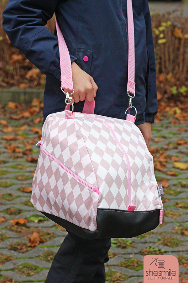 Eine Schlittschuhtasche SusiSkates in rosa und schwarz für meine Tochter nähen. Nach der Nähanleitung und Schnittmuster gestaltet als PDF-E-Book von shesmile. SusiSkates, die Umhängetasche oder Rucksack für Schlittschuhe.