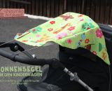 Sonnensegel für den Kinderwagen (Eine Nähanleitung und Schnittmuster von shesmile) Hier genäht aus buntem Verdunkelungsstoff für Kinderzimmervorhänge.