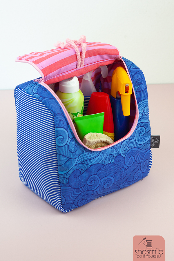 Als Kulturtasche, Kosmetiktasche, Transporttasche oder Rucksack für die Toniebox, Lenkertasche, Kindergarten-Rucksack, Lunchtasche, Picknick-Tasche oder Wickeltasche ... die geräumige Tasche "KlappAuf" mit praktischer Klappe zum Öffnen nach oben in vielseitig einsetzbar!