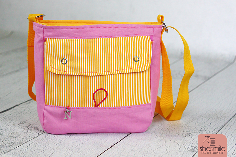 Eine Handtasche Ulla als Kindergartentasche für meine Tochter. Diesmal pinke Flamingos von Tedox mit gelb-weiss-gestreifter und pinker Baumwolle. Gummikordel- und Knopfverschluss. Ohne Reißverschluss. Eine Nähanleitung mit Schnittmuster von shesmile. Einfach. Kreativ. Nähen & Basteln.