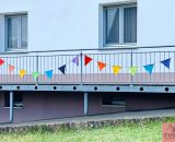 Nähanleitung und Schnittmuster gestaltet als PDF-E-Book von shesmile für eine Wimpelkette in Regenbogenfarben. Zum Aufhängen am Balkon, Treppengeländer, Zaun oder als Kinderzimmer- und Geburtstags-Deko.