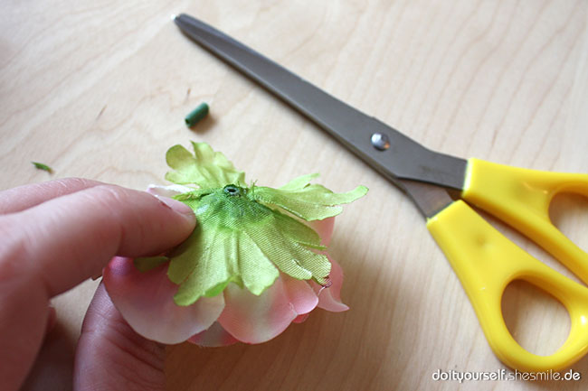 Blumenschmuck aus Stoff selber machen. Kostenlose Bastel- und Nähanleitung von shesmile.