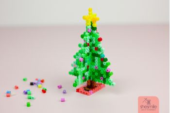 Einen 3D Weihnachtsbaum aus Bügelperlen stecken (Kostenlose Vorlage)