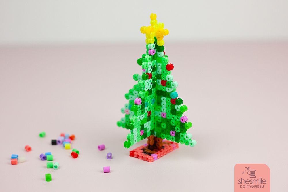 Abspeichern. Ausdrucken. Loslegen! Ein 3D Weihnachtsbaum aus Bügelperlen stecken. Ganz einfach mit dieser kostenlosen Vorlage von shesmile.