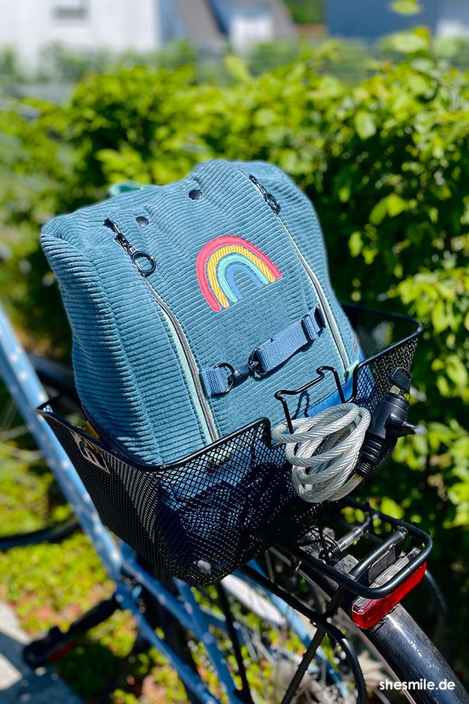 Auf der Radtour mit den Kindern sitzt der Rucksack MidiKlapPack im Gepackträger meines Fahrrads. Die Größe passt einfach perfekt in den Korb.