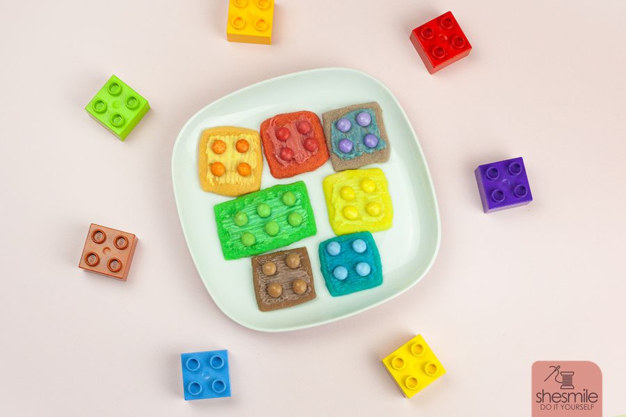 Zum 4. Geburtstag! LEGO Duplosteine als Plätzchen backen. Mein Lieblingsrezept für Butterplätzchen. Ein Tutorial mit weisser Schokolade, Lebensmittelfarbe und Smarties.