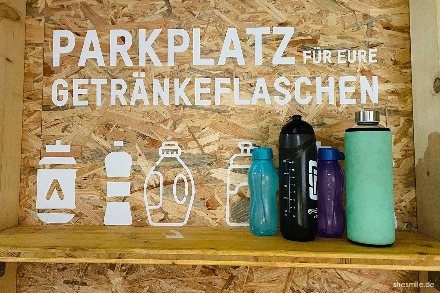 Parkplatz für Getränkeflaschen im Sprungsocken des Toilettenbereich des Airtime Trampolinpark Nürnberg