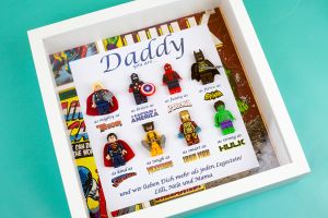 Unser Papa ist im Lego Fieber! Zum Vatertag haben wir ein besonderes Geschenk im Etsy Shop von MarvelousCreations bestellt. Einen Bilderrahmen mit LEGO Superhelden.