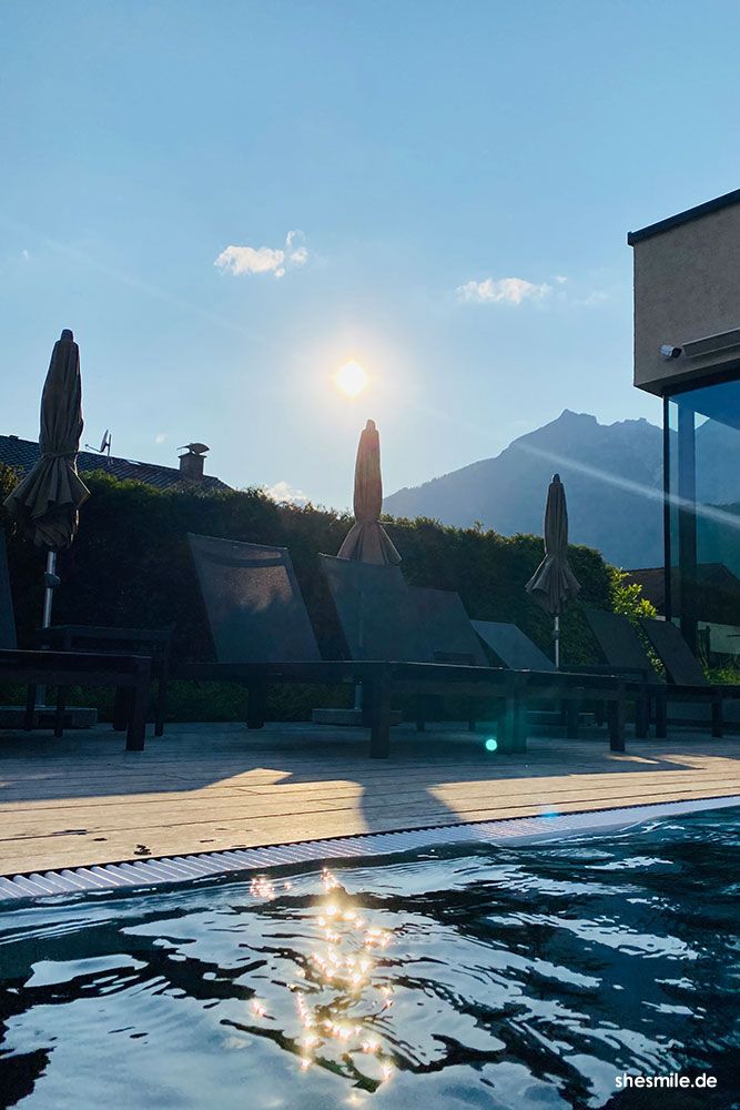 Sonnenuntergang im Außenpool im aja Hotel Garmisch-Partenkirchen