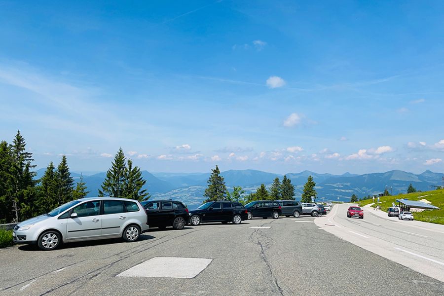 Malerische Passstraße mit weitem Panoramablick über die umliegenden Täler und Berge.