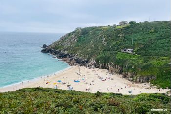 Kultur im Minack Theatre. Karibikfeeling am Porthcurno Beach mit weissem Sand und türkisblauem Wasser in Cornwall bei England. Reise von shesmile Erlebnisse.