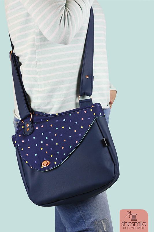 Eine Handtasche "Carla" aus dunkelblauem Leder. Nähanleitung und Schnittmuster von shesmile.