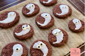 Mit Zuckerguss und Zuckeraugen! Gespenstercookies backen für die Halloweenparty. Nach dem weltbesten Cookierezept! Eine Idee von shesmile. Einfach. Kreativ.