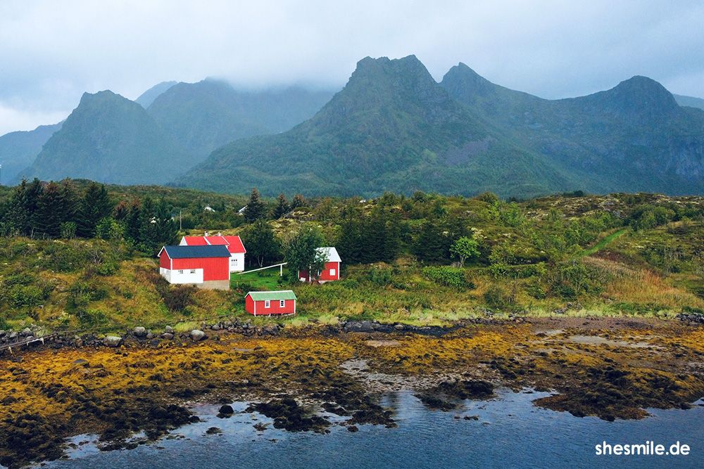 Den Ausblick aus den Fenstern unserer Hütte werde ich nie vergessen. Es ist Sinnbild für das, was wir in Norwegen gesucht und gefunden haben. Unglaubliche Landschaften, kleine rote Häuschen am Wasser und Ruhe.