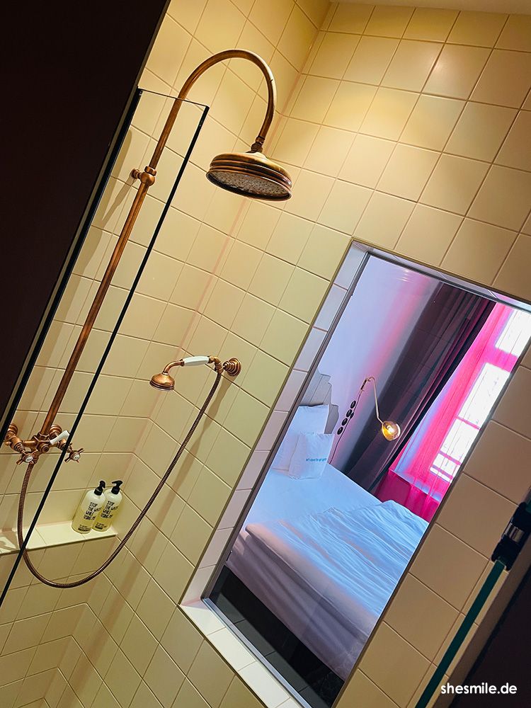Dusche mit Blick zum Zimmer im 25hours Hotel The Royal Bavarian