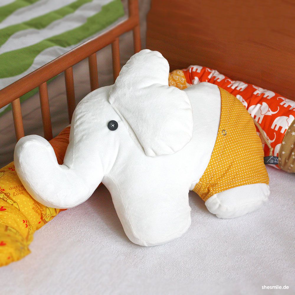 Das 5 cm dicke, große Elefanten Kuscheltier ist der ideale Begleiter und das perfekte Geschenk für kleine und große Elefanten-Fans.