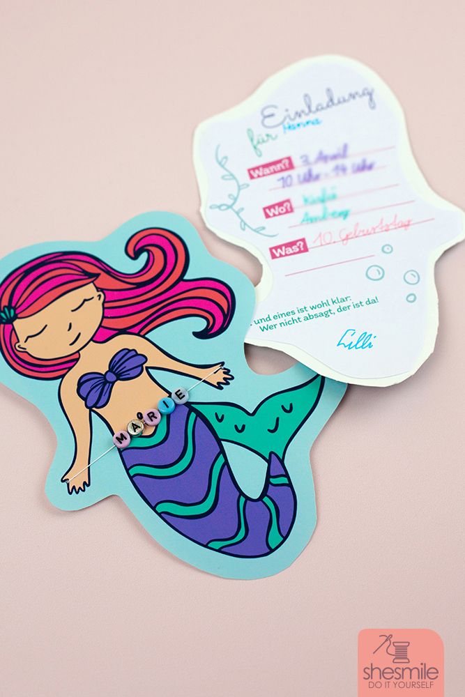Bastelanleitung und Druckvorlage gestaltet als PDF-E-Book von shesmile für eine Meerjungfrau Einladungskarte und Urkunde aus Papier zum Selberbasteln für deine Meerjungfrau Party im Schwimmbad oder Zuhause.