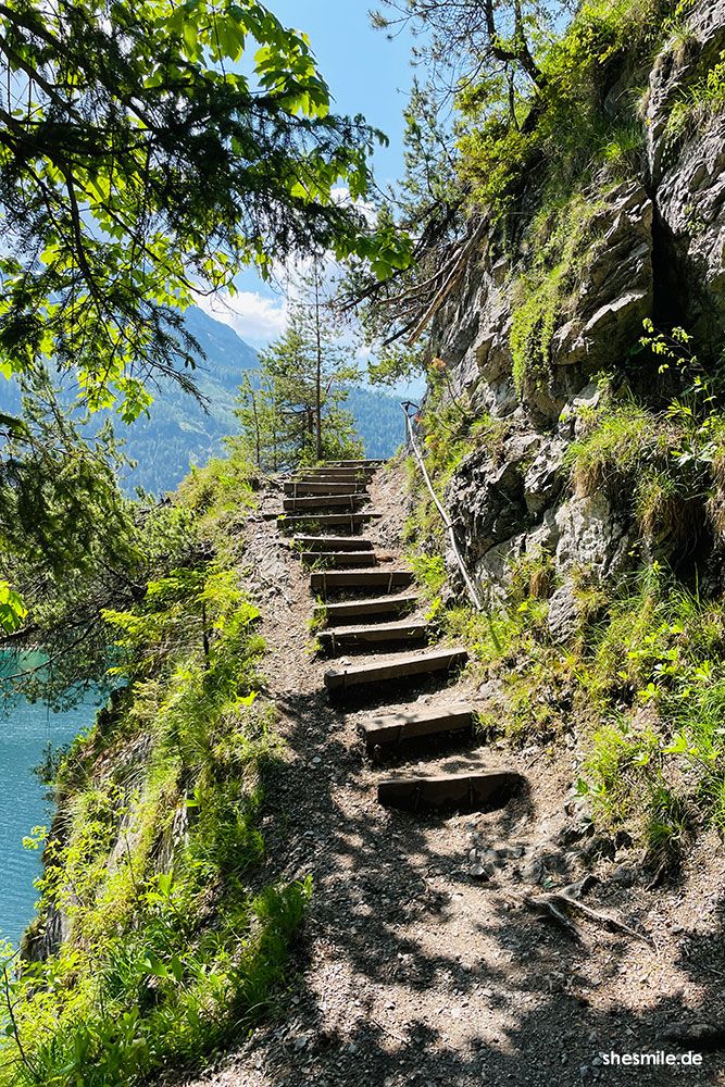 Treppenaufstieg um den See
