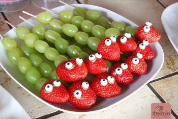 Erdbeer-Weintrauben-Schlangen (Ein lustiger gesunder Snack für den Kindergeburtstag)