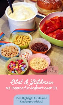 Pinterest-Pin: Obst und Süßkram als Topping für Joghurt oder Eis (Ein Buffet zum Kindergeburtstag)