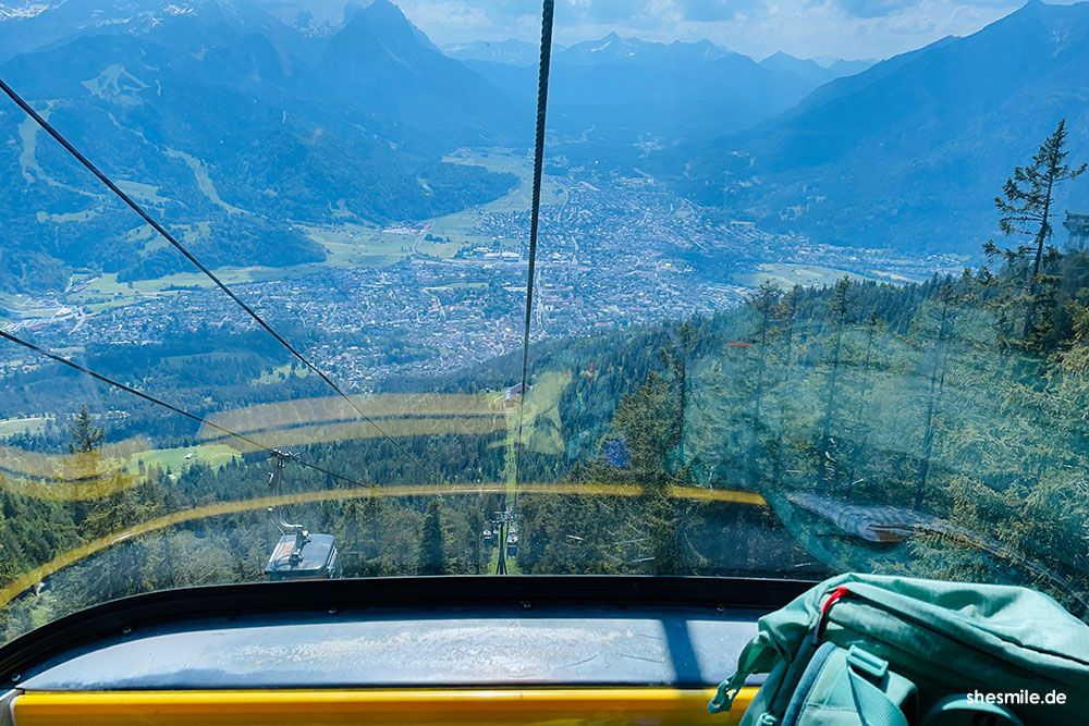 Mit der Seilbahn zurück zur Talstation - Blick auf Garmisch-Partenkirchen.