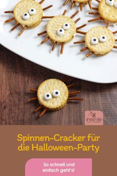 Alles was du brauchst sind Cracker-Kekse, Salzstangen, Augen und eine streichbare Creme. Damit erstellst du lustige Spinnen-Cracker für die Kinder-Halloween-Party.