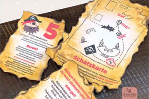 Druckvorlagen und Spielideen für eine Piraten-Schatzsuche gestaltet als PDF-E-Book von shesmile. Dein Piraten-Abenteuer zum Kindergeburtstag lässt sich auf jedem Spielplatz oder im Garten Zuhause spielen. Finde alle Schaufeln und buddel dich zum Schatz!