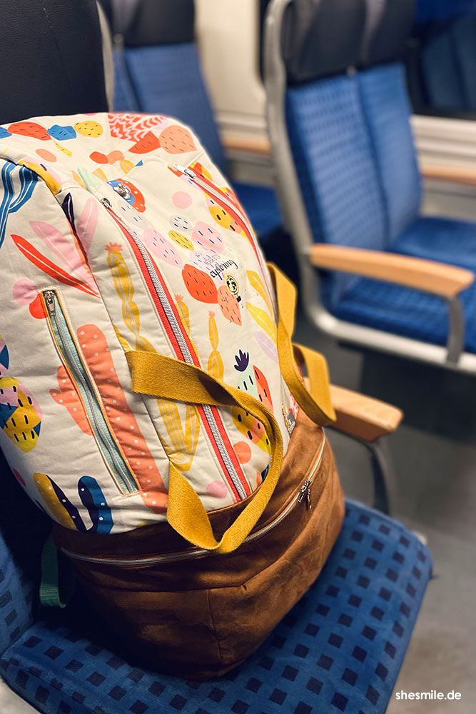 Im Zug nicht ganz allein ... mein Beifahrer: Der Rucksack "BigKlapPack".